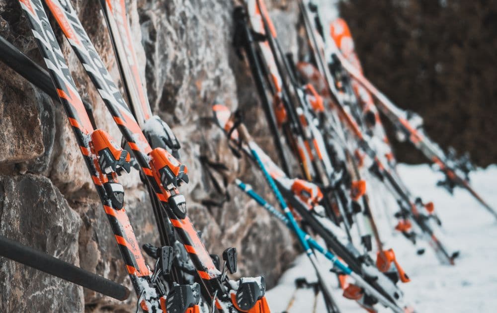Yeni Başlayanlar İçin Kayak Takımı mı, Snowboard mu? Ekipman ve Kiralama Rehberi